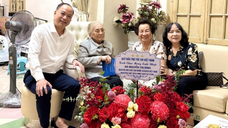 Quỹ Bảo trợ trẻ em Việt Nam thăm và chúc mừng sinh nhật nguyên Phó Chủ tịch nước Nguyễn Thị Bình