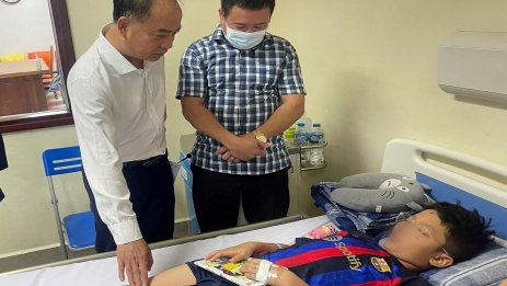 Quỹ Bảo trợ trẻ em Việt Nam thăm hỏi, động viên trẻ em gặp nạn trong vụ lật tàu tại Vịnh Hạ Long