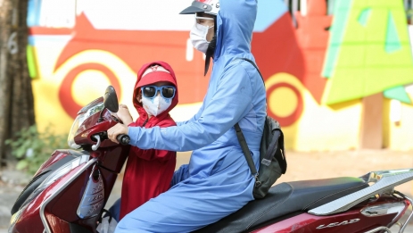 Luật có cấm cho trẻ ngồi trong lòng người lái xe máy không?