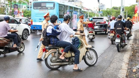 Giao xe máy cho con chưa đủ 16 tuổi, phụ huynh có thể phải chịu trách nhiệm hình sự
