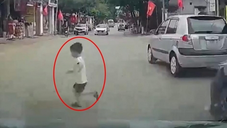 Trẻ em bất ngờ lao ra đường gây tai nạn: Trách nhiệm thuộc về ai?