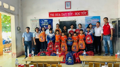Trao tặng quà cho học sinh có hoàn cảnh khó khăn tại Bắc Ninh