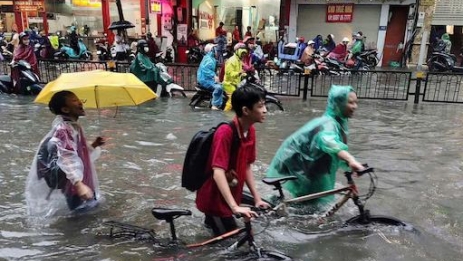 Hà Nội cho toàn bộ học sinh học trực tuyến nhằm tránh mưa bão
