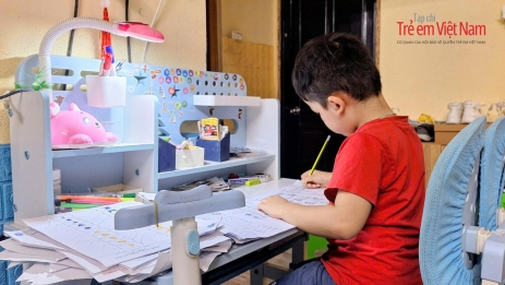 Tuổi thơ của nhiều đứa trẻ đang bị bóp nghẹt trong vòng quay điểm số