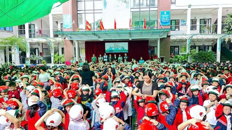 Trao mũ bảo hiểm, trao yêu thương và an toàn đến học sinh