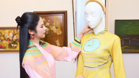 Hoa hậu Ngọc Hân sáng tạo áo dài từ bộ tranh Tết Tỵ của họa sĩ Lê Thiết Cương
