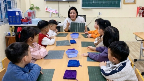 Cô giáo Phương Lan gieo yêu thương qua từng nét chữ đầu đời