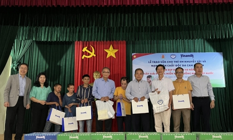 Trao quà cho trẻ em khuyết tật và nạn nhân chất độc da cam nhân dịp kỷ niệm 50 năm thống nhất đất nước