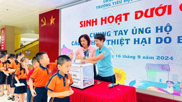 Học sinh tiểu học Hà Nội trao gửi yêu thương đến trẻ em vùng bão lũ