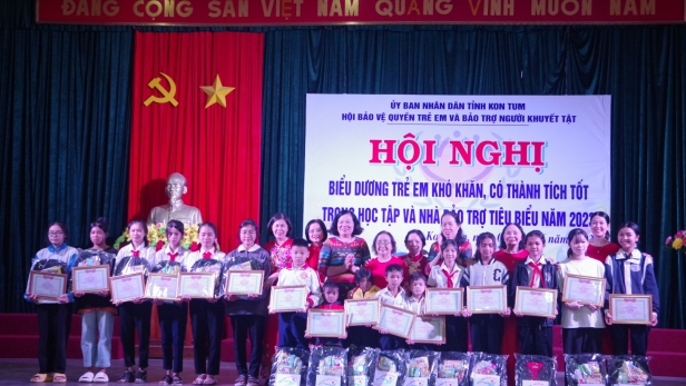 Kon Tum biểu dương trẻ em khó khăn có thành tích tốt trong học tập