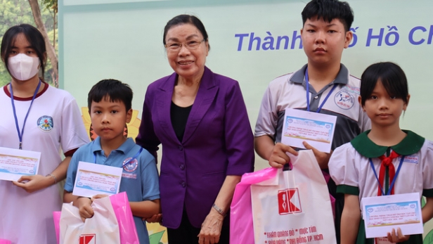 Hội Bảo vệ quyền trẻ em trao học bổng cho học sinh có hoàn cảnh khó khăn