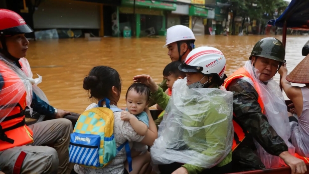 Hà Nội ngập sâu nhiều khu vực, trẻ nhỏ cùng gia đình sơ tán trong mưa gió