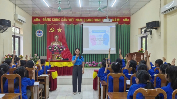 Trường THPT Cù Huy Cận tổ chức buổi ngoại khóa với chủ đề 'Sức khỏe sinh sản vị thanh niên' 