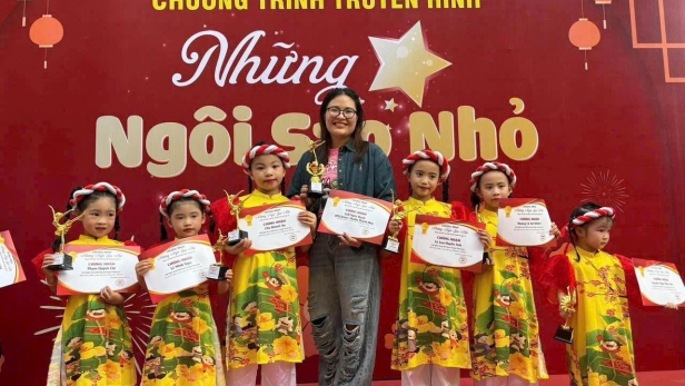 Cô giáo Nguyễn Thị Dung – Người thắp lửa đam mê nghệ thuật cho nhiều thế hệ học trò 