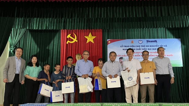 Trao quà cho trẻ em khuyết tật và nạn nhân chất độc da cam nhân dịp kỷ niệm 50 năm thống nhất đất nước