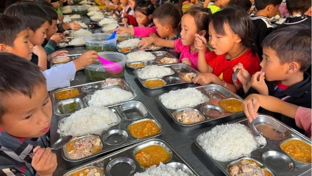 Hoàn thiện Nghị định miễn, giảm học phí, hỗ trợ bữa trưa cho học sinh vùng biên giới