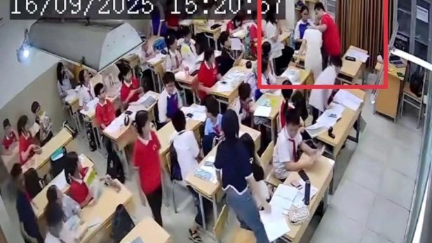 Hà Nội: Sốc với cảnh nam sinh lớp 7 giật tóc, kéo ngã cô giáo
