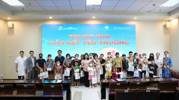 Hội Bảo vệ quyền trẻ em Việt Nam trao 200 phần quà cho trẻ nhỏ đang điều trị tại Bệnh viện Nhi Trung ương