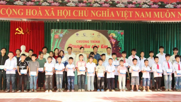 Phú Thọ: Trao tặng 350 phần quà cho trẻ em có hoàn cảnh khó khăn nhân dịp Trung thu