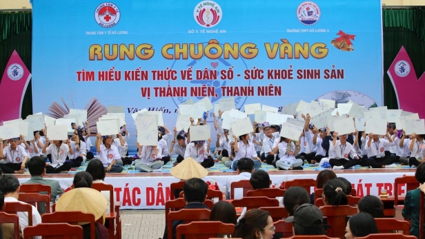 Học sinh Trường THPT Đô Lương 3 sôi nổi tham gia cuộc thi Rung chuông vàng chủ đề Sức khỏe sinh sản