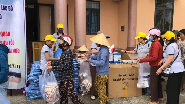 Hành trình sẻ chia yêu thương của Hội cháo Hạnh nguyện đến với bà con vùng bão lũ