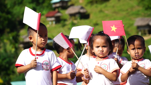 Xúc động lễ khai giảng ở nơi không điện lưới, không nước sạch