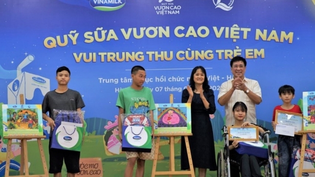 Vinamilk và Quỹ sữa Vươn cao Việt Nam cùng trẻ em vui Tết Trung thu