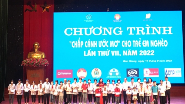 “Chắp cánh ước mơ” – nâng bước cho trẻ đến trường