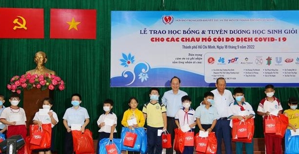 Trao học bổng cho các học sinh có hoàn cảnh khó khăn