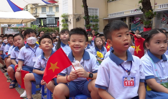 Muôn hình vạn vẻ những khoản thu 'gây choáng' trong trường học