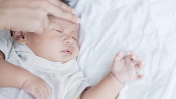 Những việc có thể khiến trẻ sốt nặng hơn