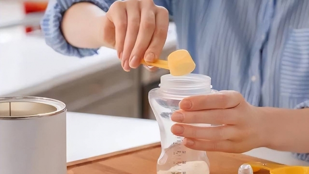 3 sai lầm phổ biến khi pha sữa bột làm ảnh hưởng đến sức khỏe của bé