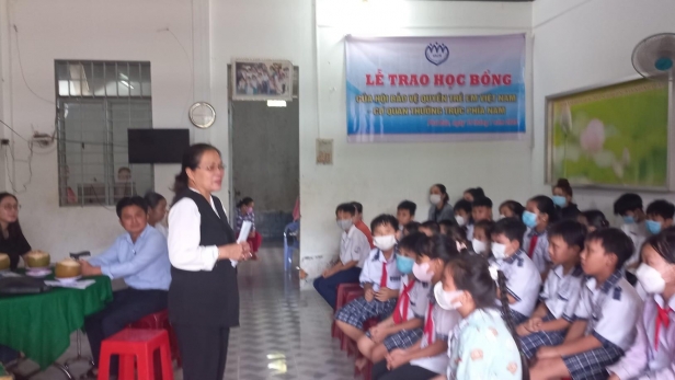 Trao quà và học bổng cho 40 học sinh khó khăn