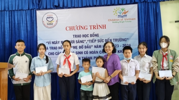 Tiếp sức đến trường cho 70 trẻ em vượt khó