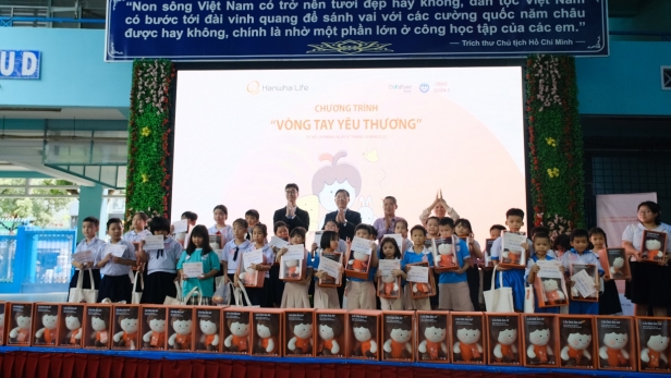 Một vòng tay ấm áp – Trao trọn tình yêu thương