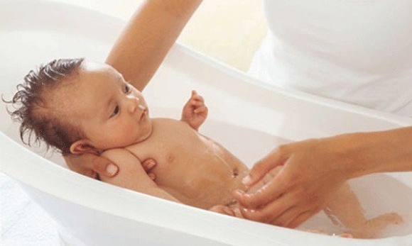Khi tắm cho trẻ nhỏ, cha mẹ cần lưu ý gì?
