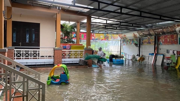Học sinh một số địa phương nghỉ học do mưa lũ