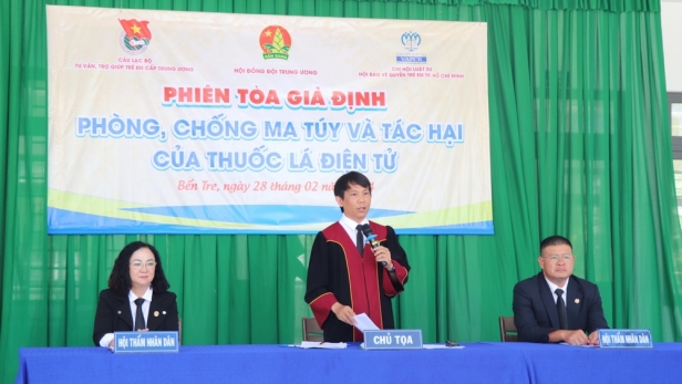 Phiên tòa giả định phòng, chống ma tuý và tác hại của thuốc lá điện tử tại trường học