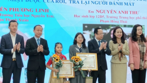 Hà Nội tuyên dương học sinh nhặt được của rơi trả lại người đánh mất