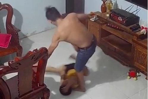 Cha dượng bạo hành, bé trai 9 tuổi van xin thảm thiết