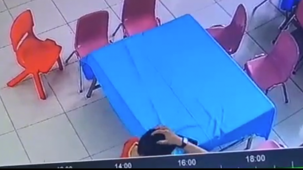 Đình chỉ giáo viên mầm non tát vào mặt và đầu học sinh trong giờ ăn