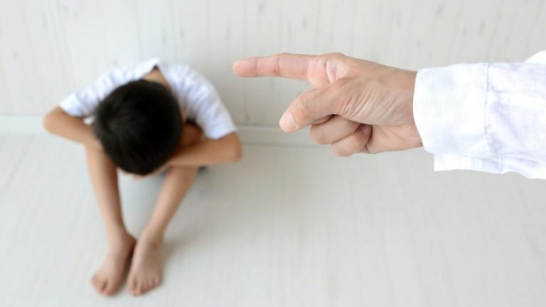 Bị bố bạo hành, bé gái 13 tuổi nhắn tin lên Tổng đài Bảo vệ trẻ em 111