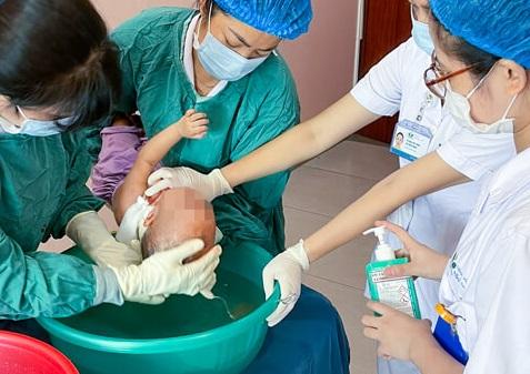 Bé gái 12 tháng ngã vào bát canh nóng, thầy lang bôi mỡ trăn khiến bỏng càng nặng