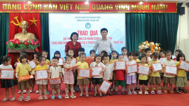 Phòng GD&ĐT quận Ba Đình tặng quà cho học sinh khó khăn bị ảnh hưởng bởi bão số 3