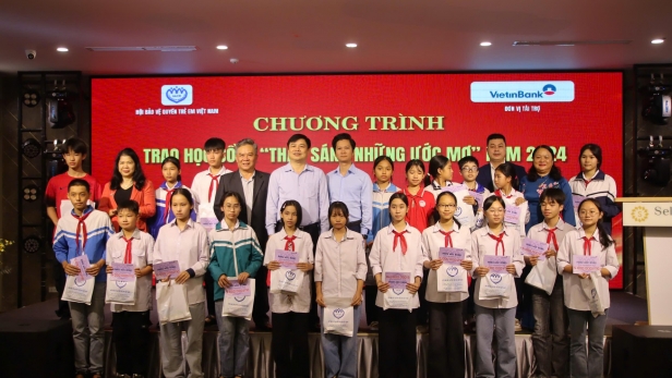 Hội Bảo vệ quyền trẻ em Việt Nam trao học bổng “Thắp sáng những ước mơ” tại Thái Bình