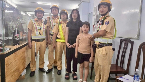 Công an TPHCM kịp thời tìm được người thân của bé gái bị lạc trong niềm vui năm mới