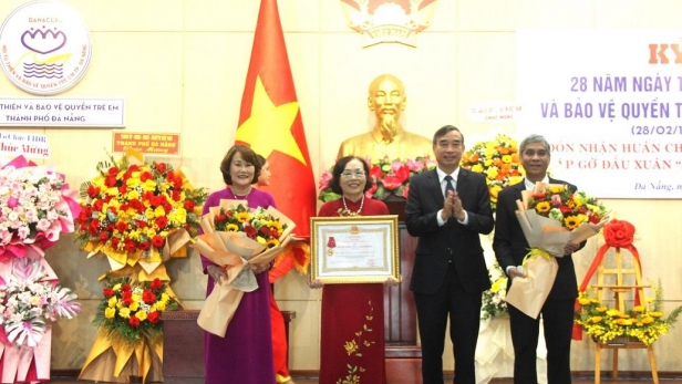 Hội Từ thiện và Bảo vệ quyền trẻ em TP Đà Nẵng nhận Huân chương Lao động hạng Nhất