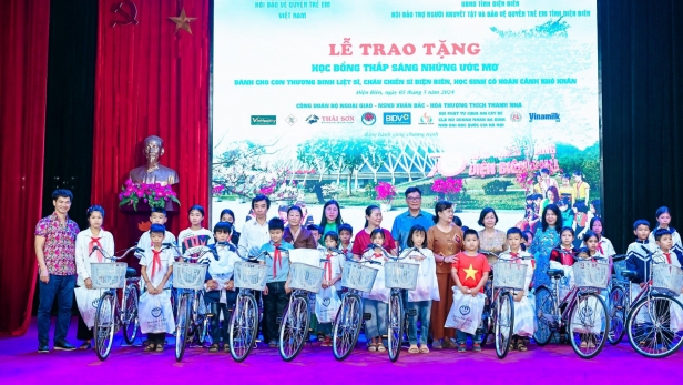 “Thắp sáng những ước mơ”: Hành động thiết thực vì trẻ em và cộng đồng Bến Tre