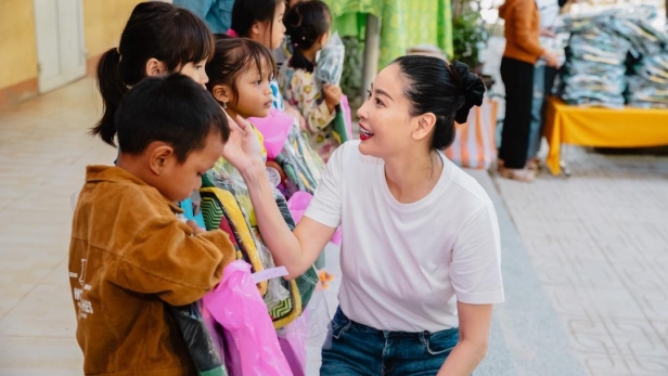 Hoa hậu Hà Kiều Anh đồng hành cùng chương trình 'Thắp sáng những ước mơ” tại Bến Tre