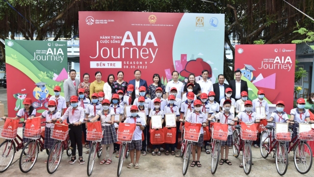 AIA Việt Nam trao tặng trên 210 triệu đồng cho trẻ em khó khăn tại Bến Tre